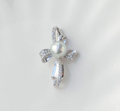 White pearl pendant with bluish tone S925 silver and K18 finish showing strong luster and minor surface indentations