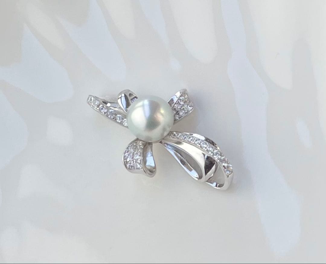 White pearl pendant with bluish tone S925 silver and K18 finish showing strong luster and minor surface indentations
