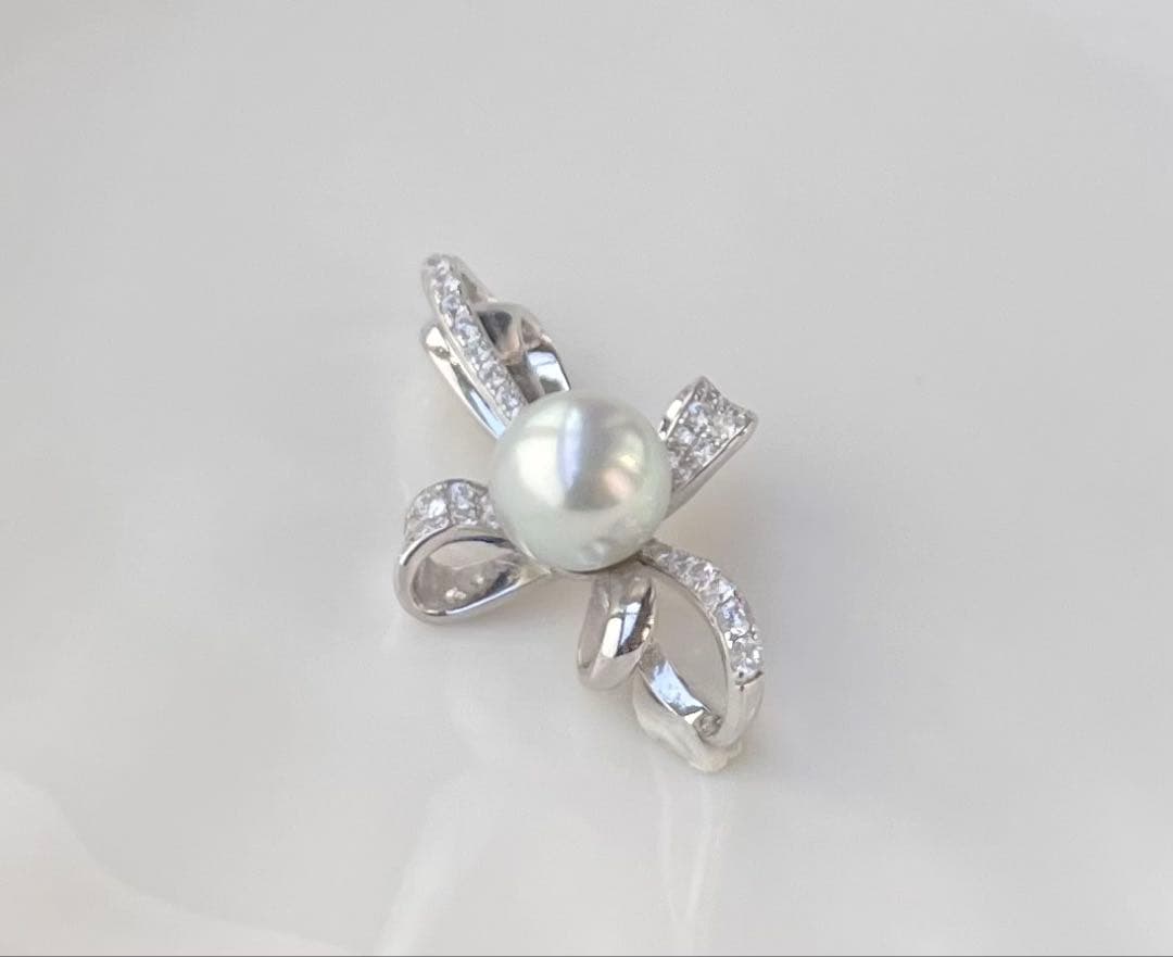 White pearl pendant with bluish tone S925 silver and K18 finish showing strong luster and minor surface indentations