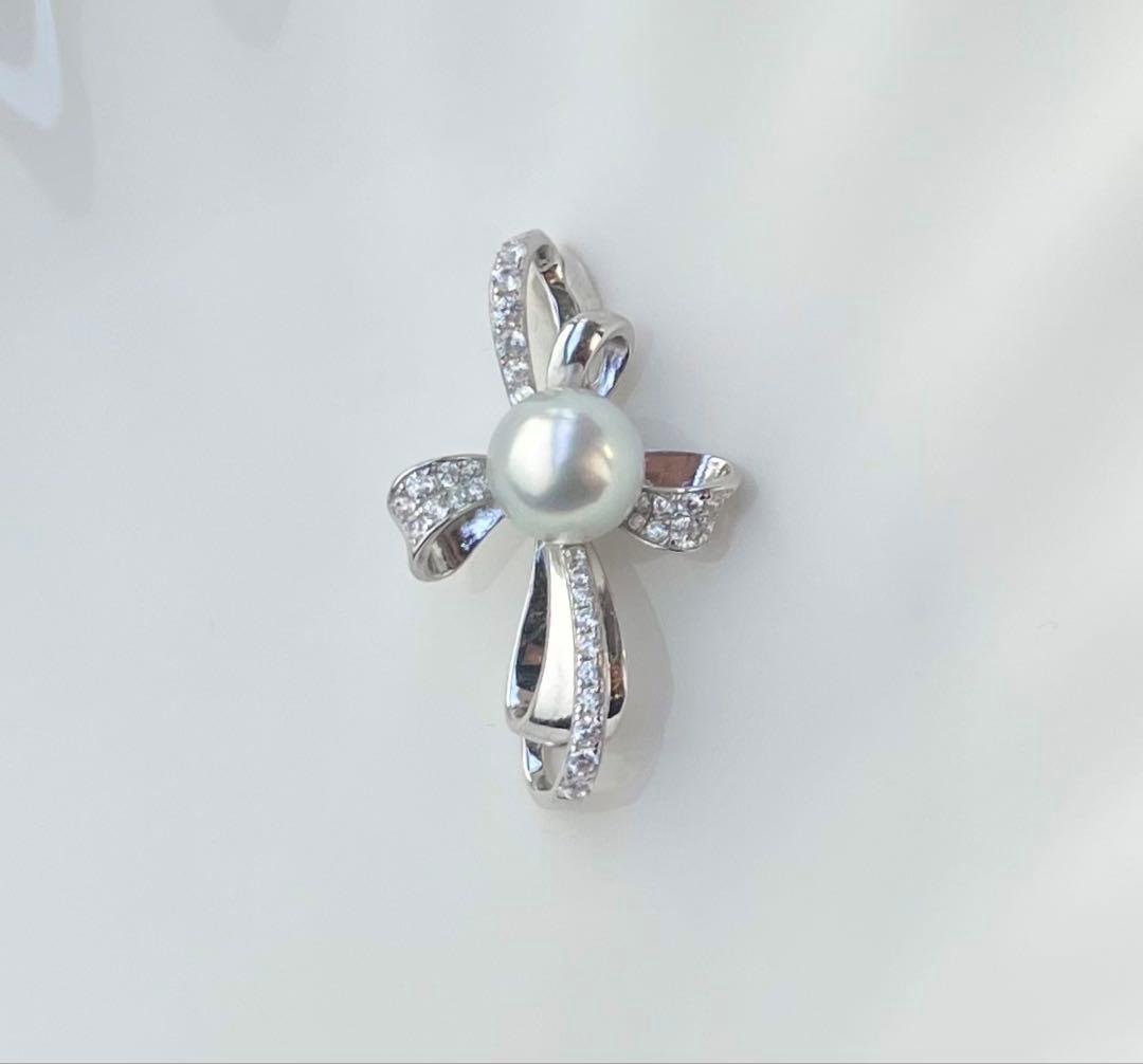 White pearl pendant with bluish tone S925 silver and K18 finish showing strong luster and minor surface indentations