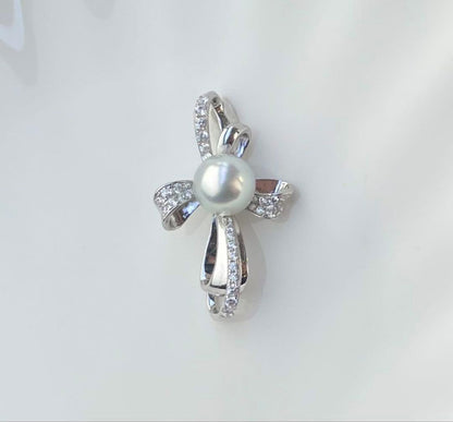 White pearl pendant with bluish tone S925 silver and K18 finish showing strong luster and minor surface indentations