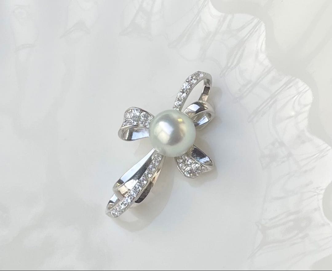 White pearl pendant with bluish tone S925 silver and K18 finish showing strong luster and minor surface indentations