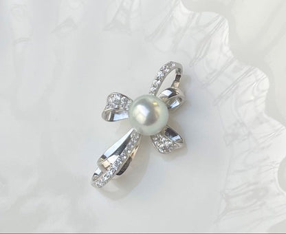 White pearl pendant with bluish tone S925 silver and K18 finish showing strong luster and minor surface indentations