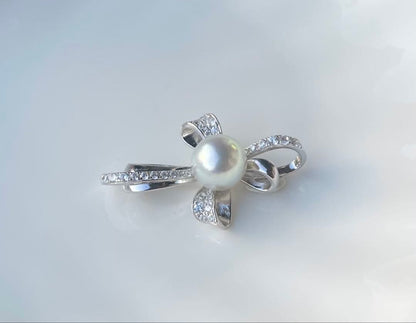 White pearl pendant with bluish tone S925 silver and K18 finish showing strong luster and minor surface indentations