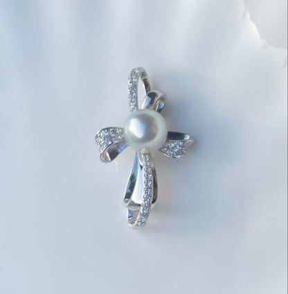 White pearl pendant with bluish tone S925 silver and K18 finish showing strong luster and minor surface indentations
