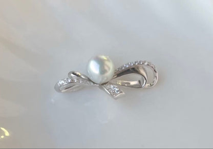 White pearl pendant with bluish tone S925 silver and K18 finish showing strong luster and minor surface indentations