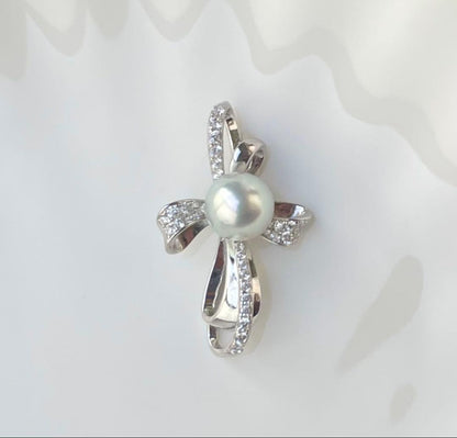 White pearl pendant with bluish tone S925 silver and K18 finish showing strong luster and minor surface indentations