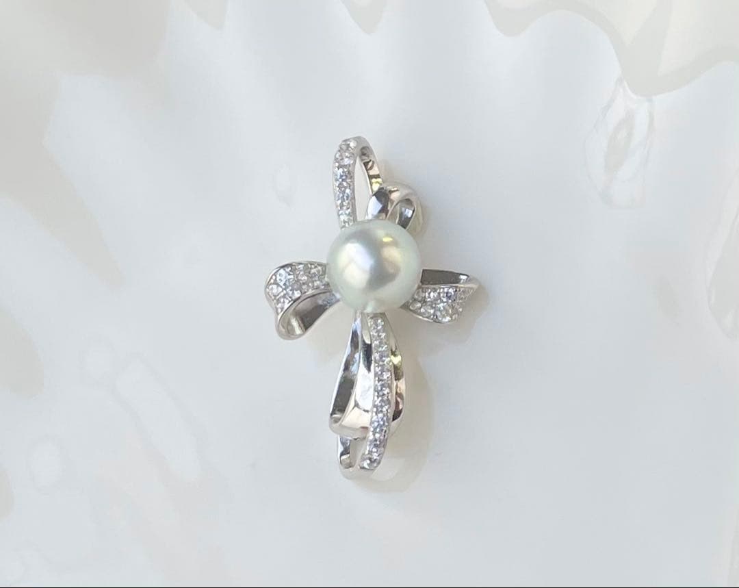 White pearl pendant with bluish tone S925 silver and K18 finish showing strong luster and minor surface indentations