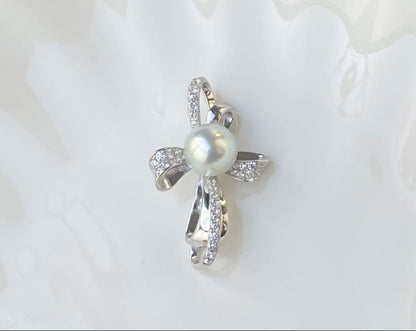 White pearl pendant with bluish tone S925 silver and K18 finish showing strong luster and minor surface indentations
