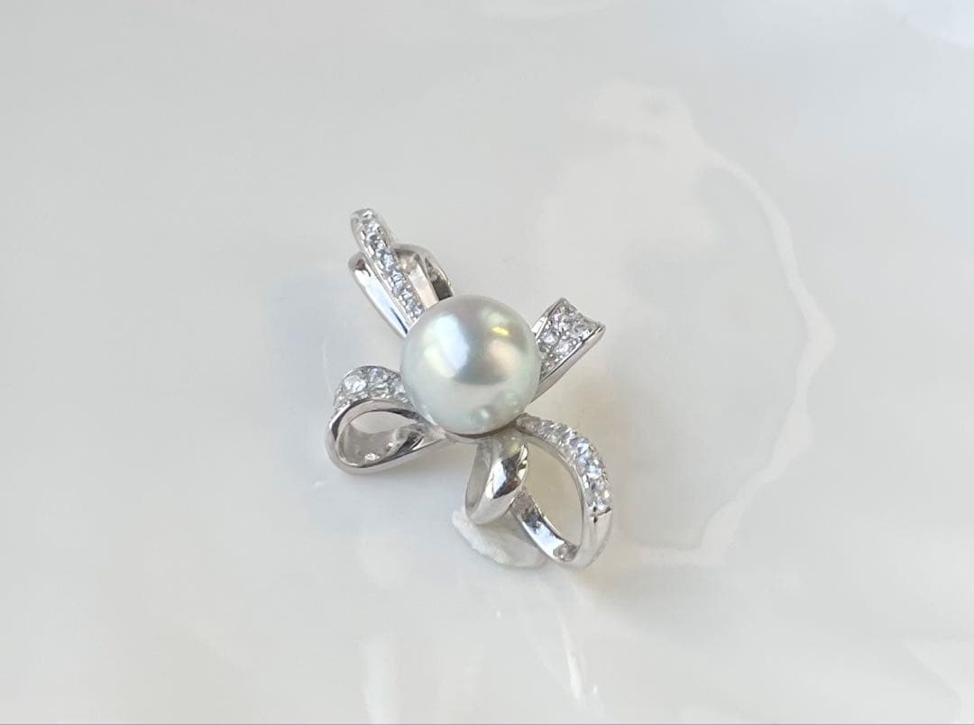 White pearl pendant with bluish tone S925 silver and K18 finish showing strong luster and minor surface indentations