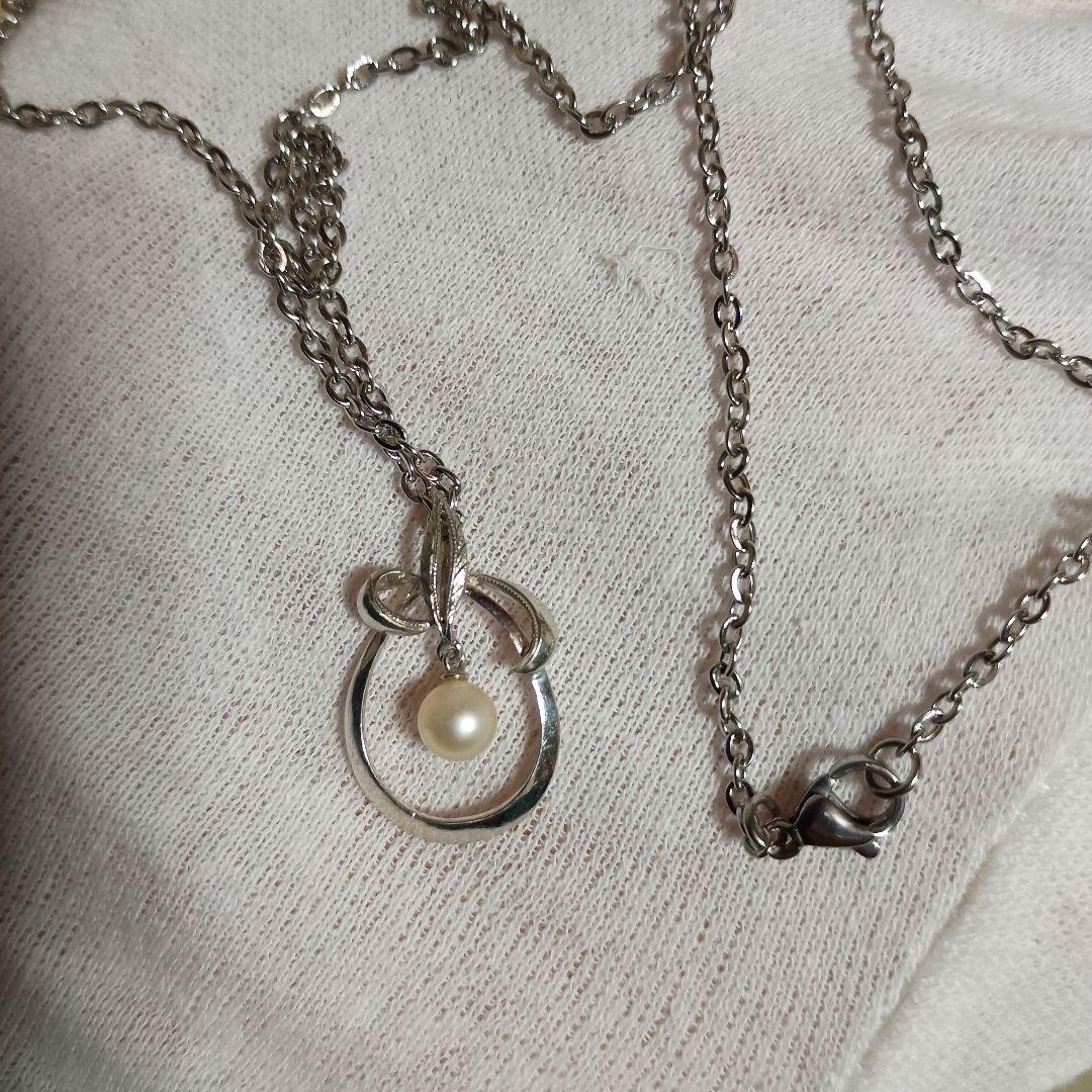 Mikimoto necklace with pearls measuring approximately 22 centimeters in total length