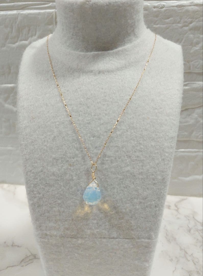 18 karat gold necklace 80cm long with a top clasp on a white background