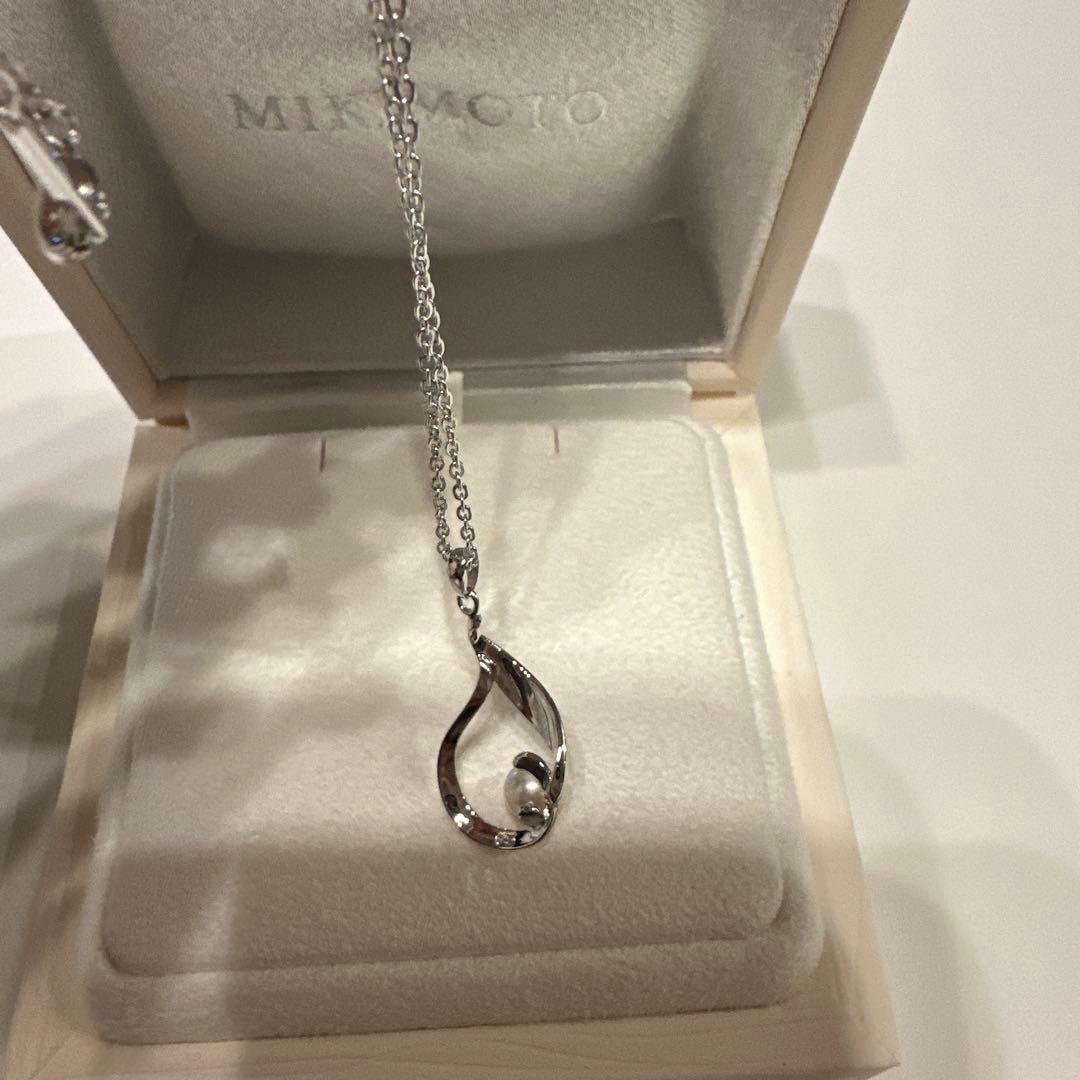 Mikimoto Pearl Necklace white pearls from 2024 with original box in pristine condition