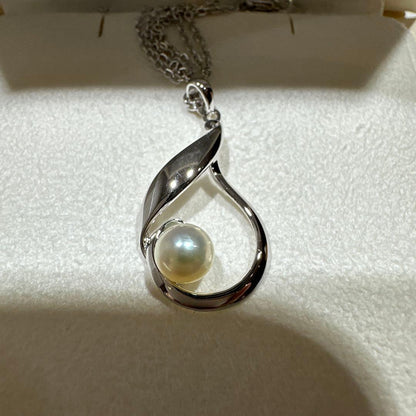 Mikimoto Pearl Necklace white pearls from 2024 with original box in pristine condition