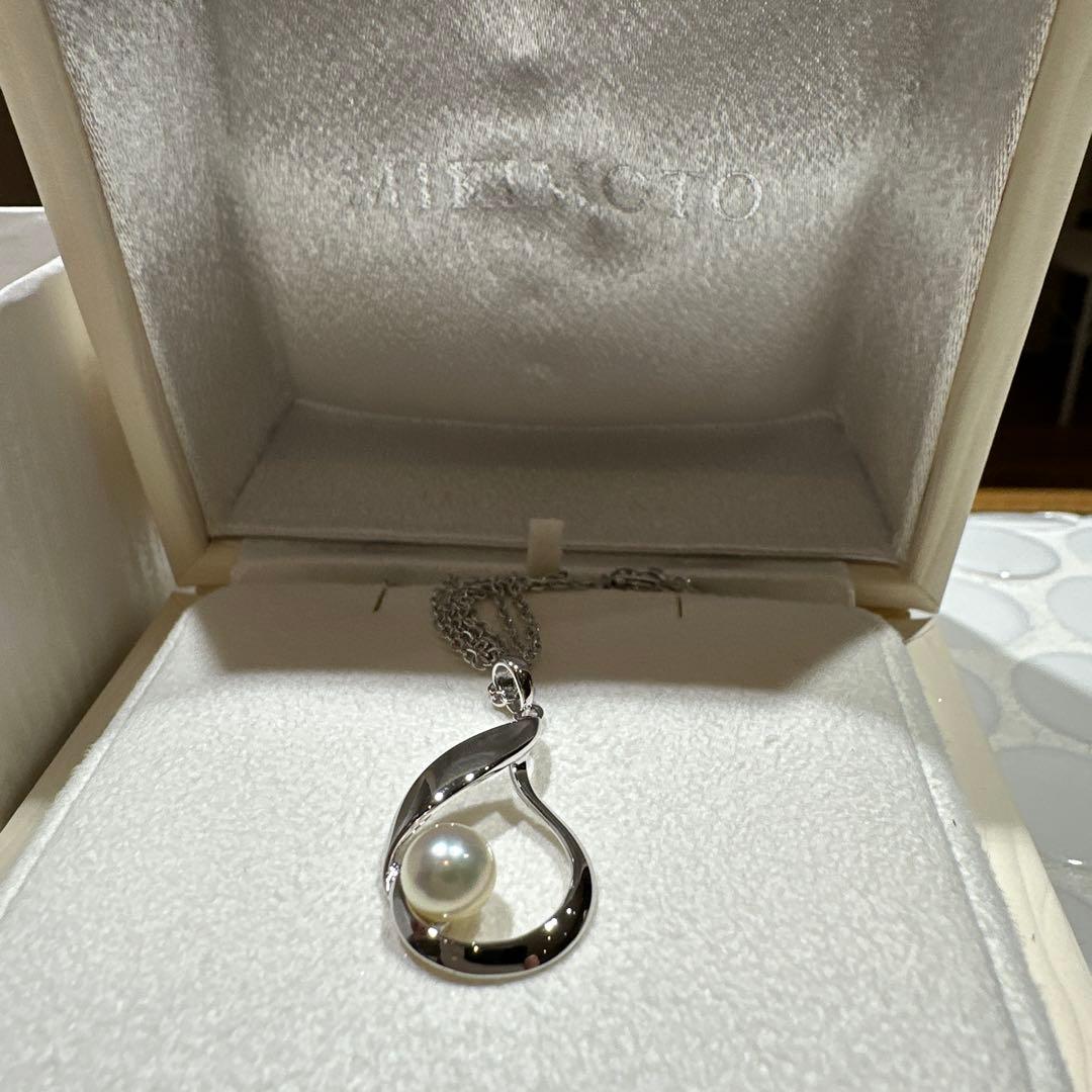 Mikimoto Pearl Necklace white pearls from 2024 with original box in pristine condition