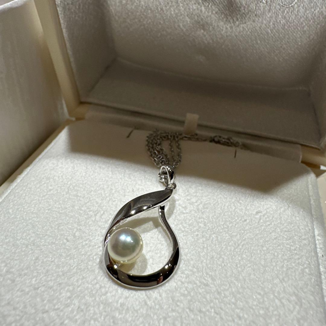 Mikimoto Pearl Necklace white pearls from 2024 with original box in pristine condition