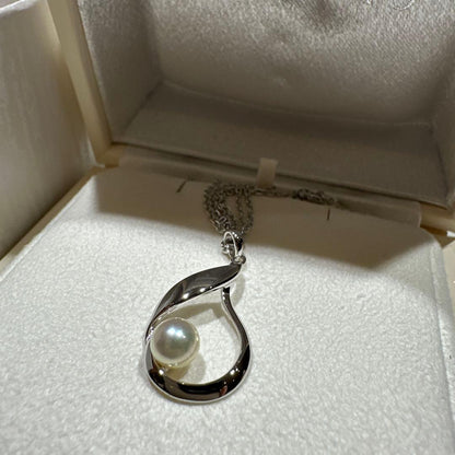 Mikimoto Pearl Necklace white pearls from 2024 with original box in pristine condition