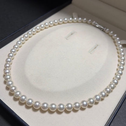 TASAKI Akoya Pearl Necklace featuring 7.5mm genuine pearls on a 42.5 cm ribbon chain with high luster