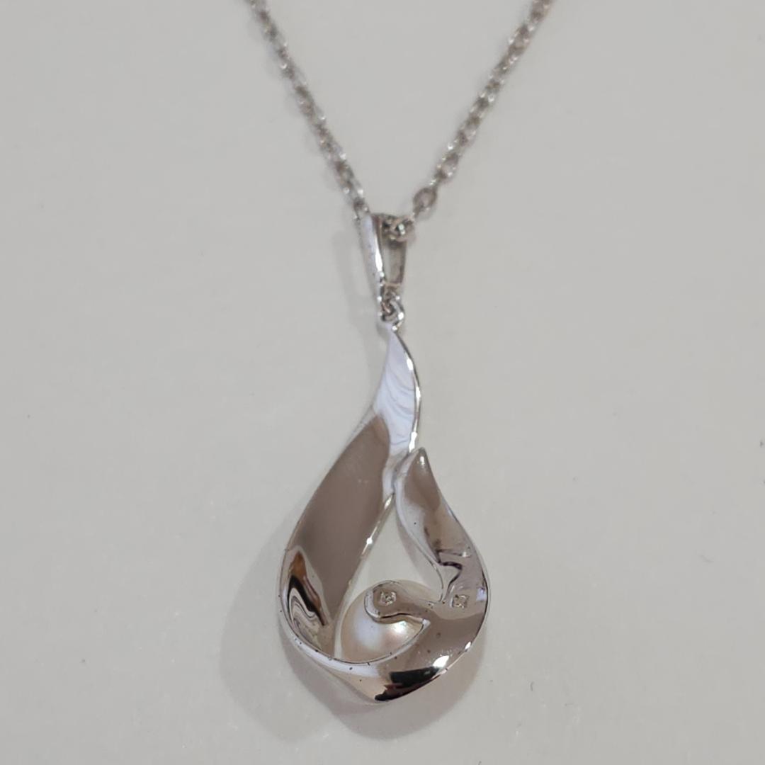 Mikimoto pearl necklace with 6mm pearls on a 40cm sterling silver chain