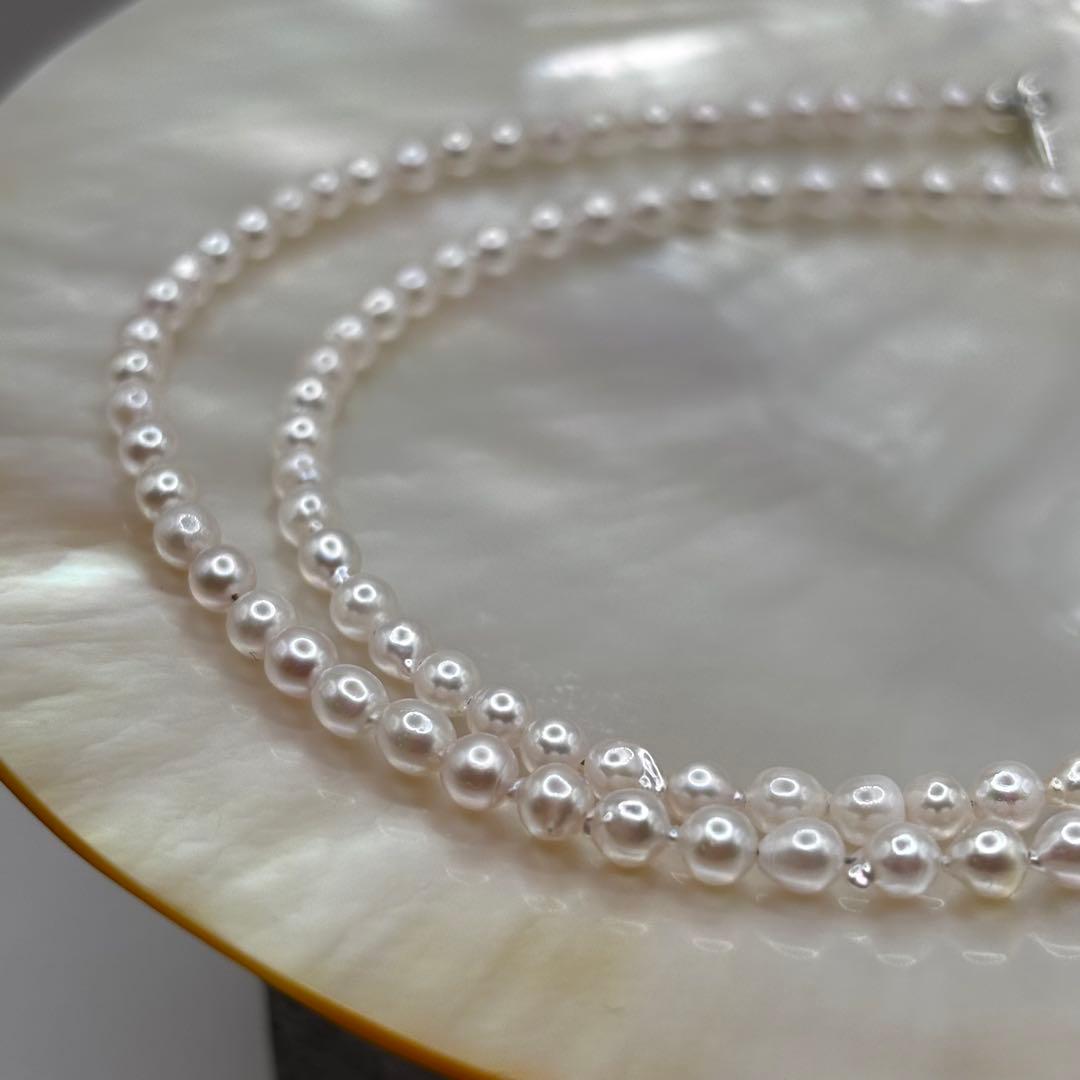 Akoya pearl baby pearl baroque necklace with white pink pearls and 925 clasp on white background