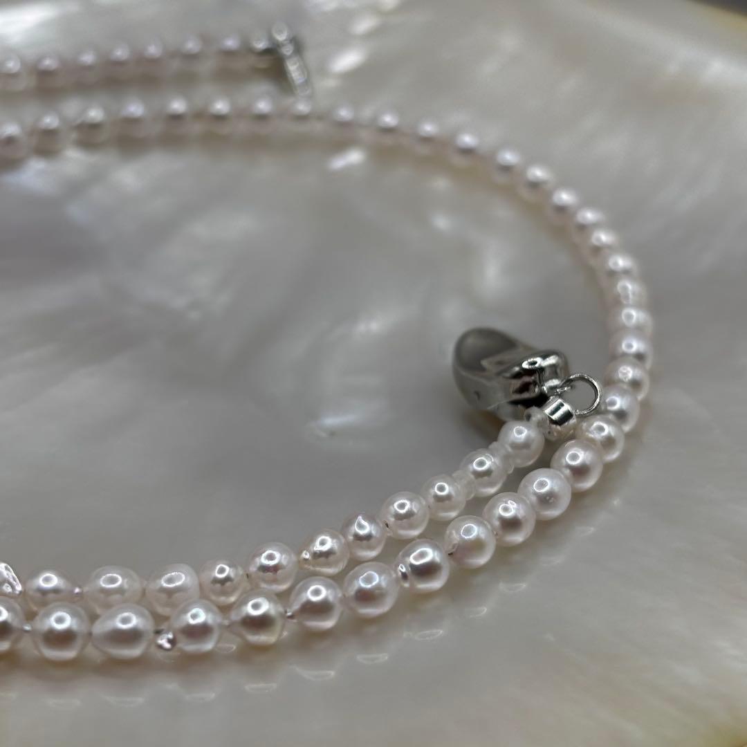 Akoya pearl baby pearl baroque necklace with white pink pearls and 925 clasp on white background