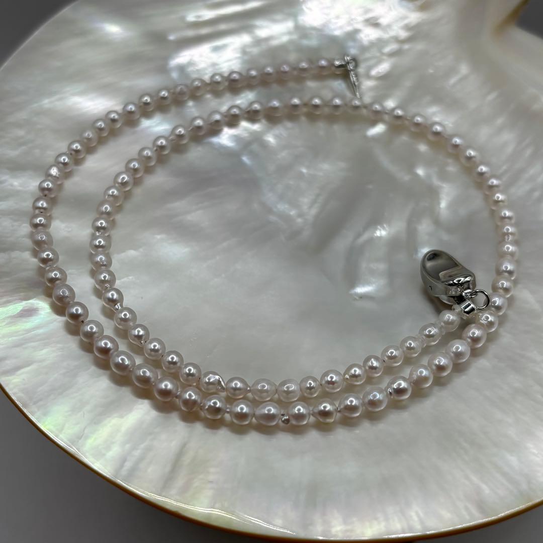 Akoya pearl baby pearl baroque necklace with white pink pearls and 925 clasp on white background