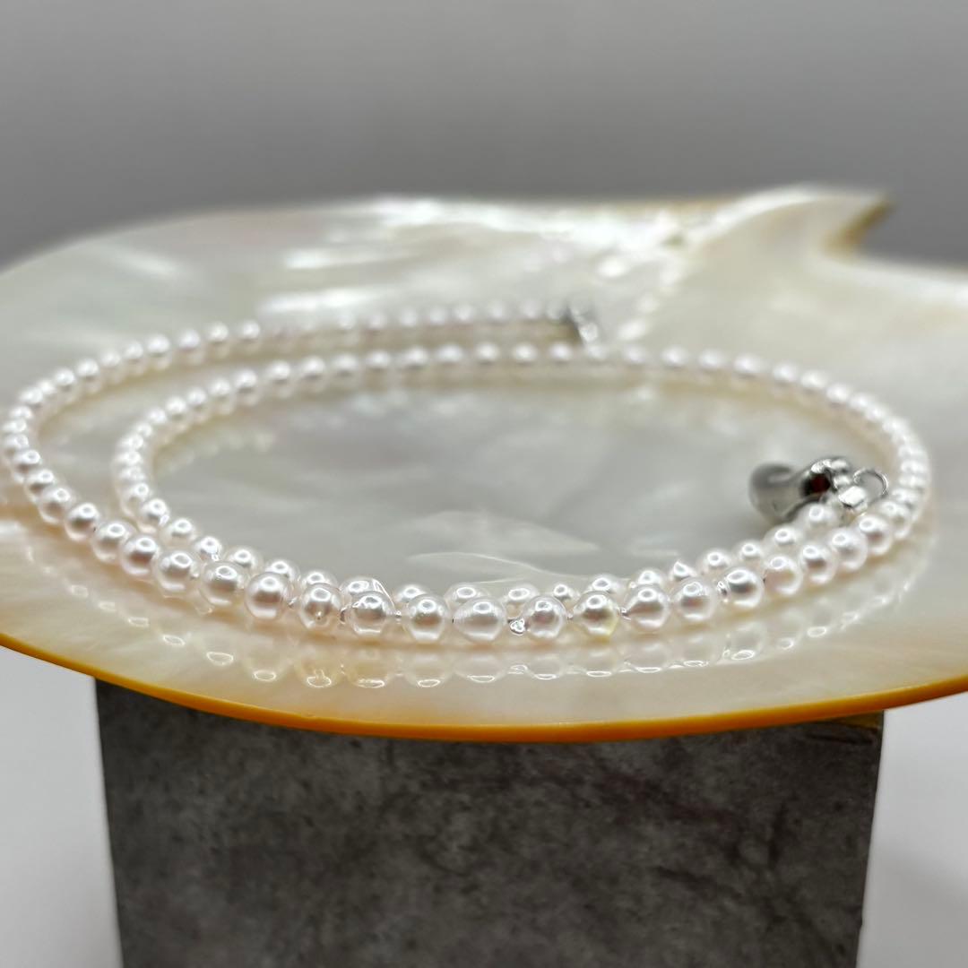 Akoya pearl baby pearl baroque necklace with white pink pearls and 925 clasp on white background