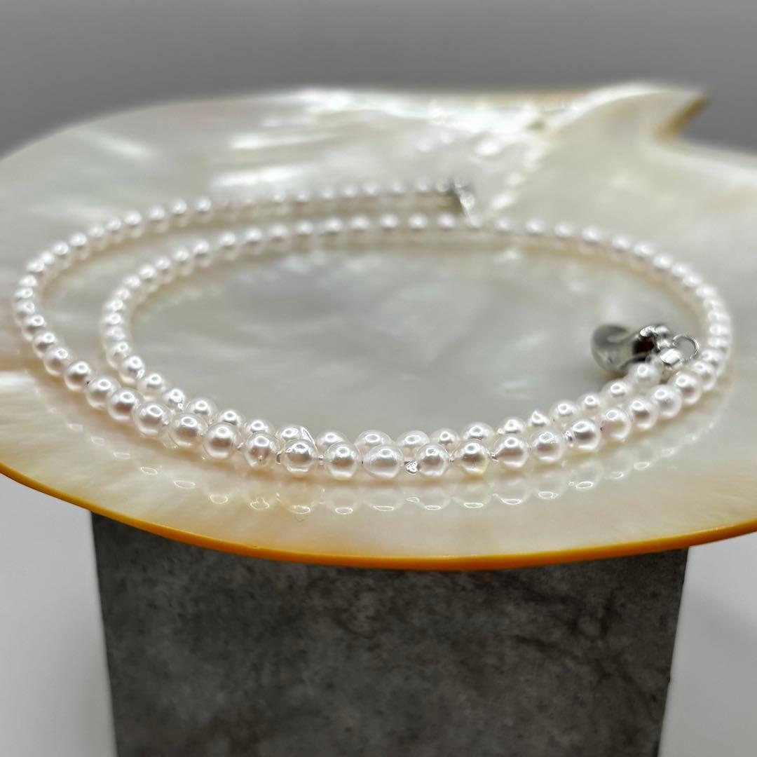 Akoya pearl baby pearl baroque necklace with white pink pearls and 925 clasp on white background