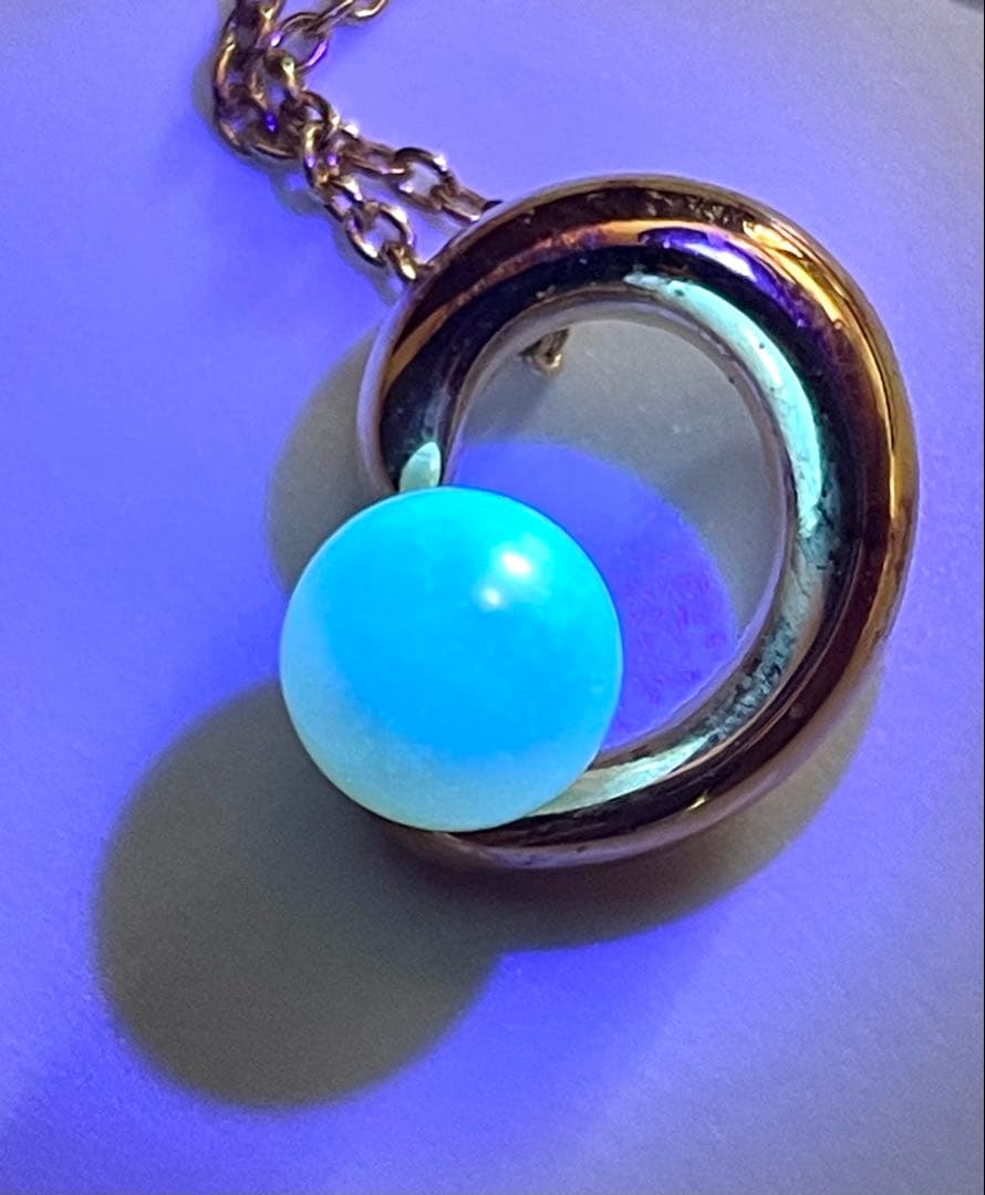 TASAKI pearl necklace in gold color with mother of pearl, displayed with box and guarantee