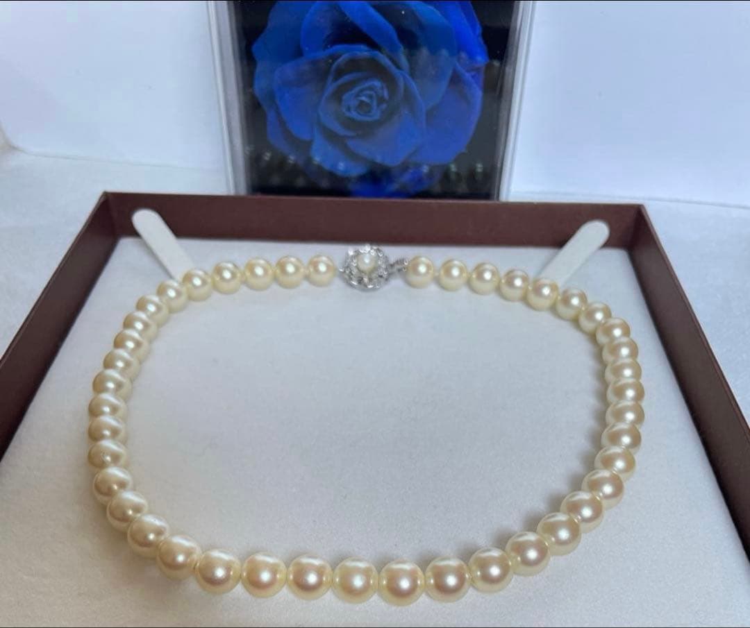 Pink pearl necklace with 9mm cowrie pearls in champagne gold color and silver clasp, 39cm length