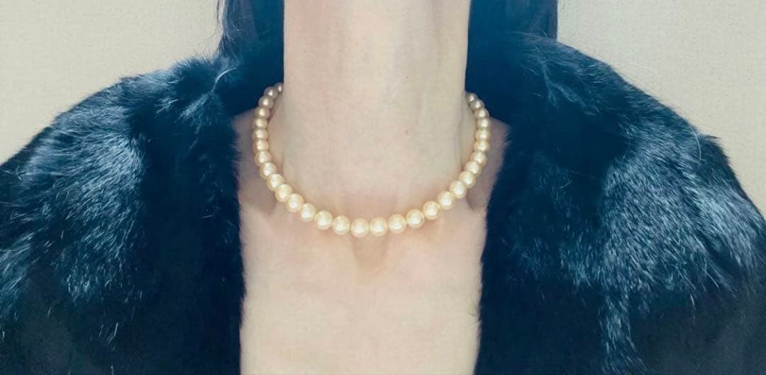 Pink pearl necklace with 9mm cowrie pearls in champagne gold color and silver clasp, 39cm length