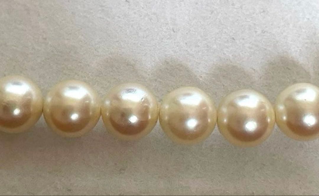 Pink pearl necklace with 9mm cowrie pearls in champagne gold color and silver clasp, 39cm length