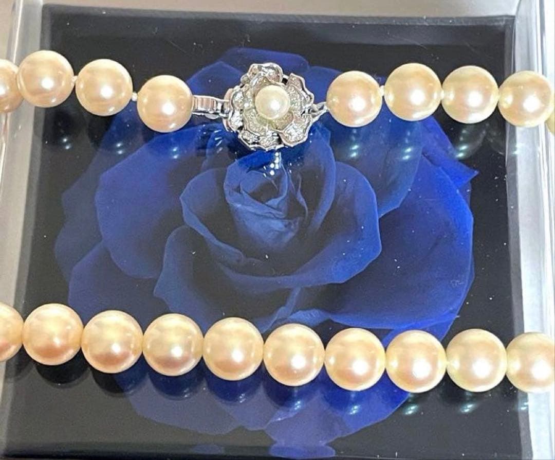 Pink pearl necklace with 9mm cowrie pearls in champagne gold color and silver clasp, 39cm length