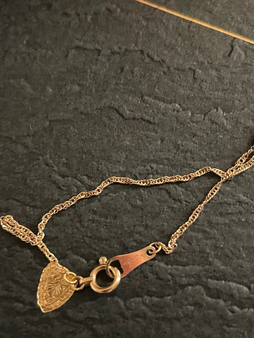 agete K18 gold necklace with 0.1 carat diamond pendant and 40 cm chain on white background