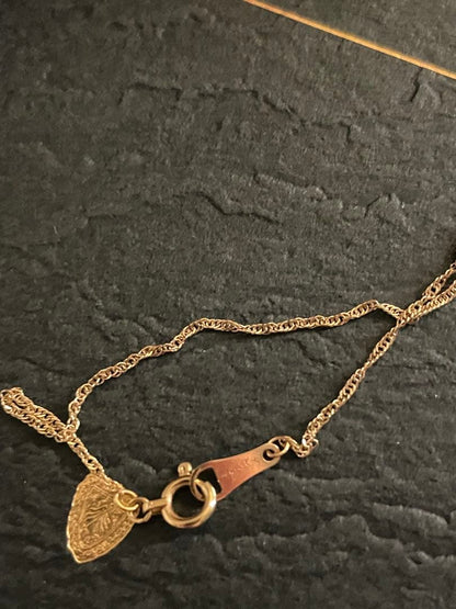 agete K18 gold necklace with 0.1 carat diamond pendant and 40 cm chain on white background