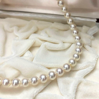 K14WG Aurora Interference Color Akoya Pearl Necklace with 7.5mm white saltwater pearls by TASAKI