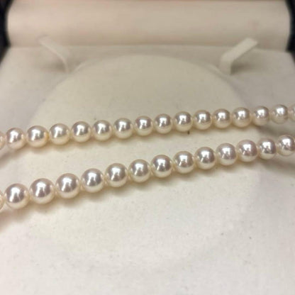 K14WG Aurora Interference Color Akoya Pearl Necklace with 7.5mm white saltwater pearls by TASAKI