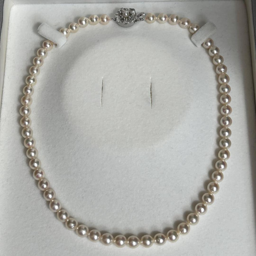 Teriyaki Akoya pearl necklace 7mm pearls on silver chain measuring 43.5cm