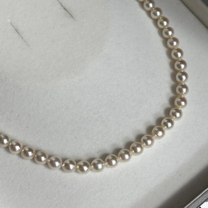 Teriyaki Akoya pearl necklace 7mm pearls on silver chain measuring 43.5cm