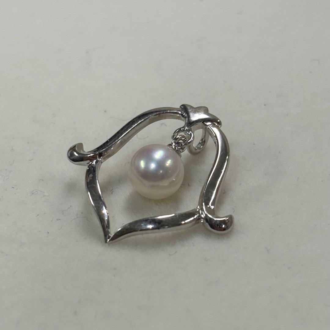 Akoya pearl necklace pendant featuring a 6.1mm white pearl with silver metal fittings