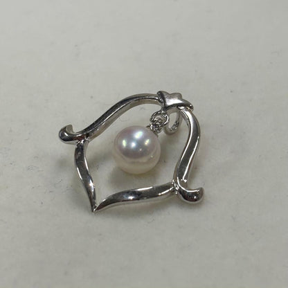 Akoya pearl necklace pendant featuring a 6.1mm white pearl with silver metal fittings