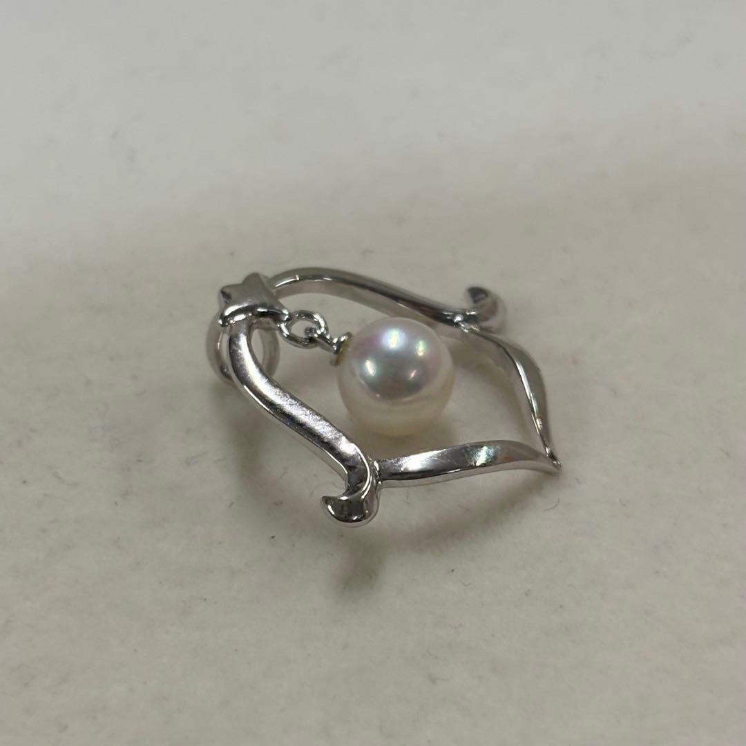 Akoya pearl necklace pendant featuring a 6.1mm white pearl with silver metal fittings