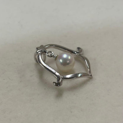 Akoya pearl necklace pendant featuring a 6.1mm white pearl with silver metal fittings