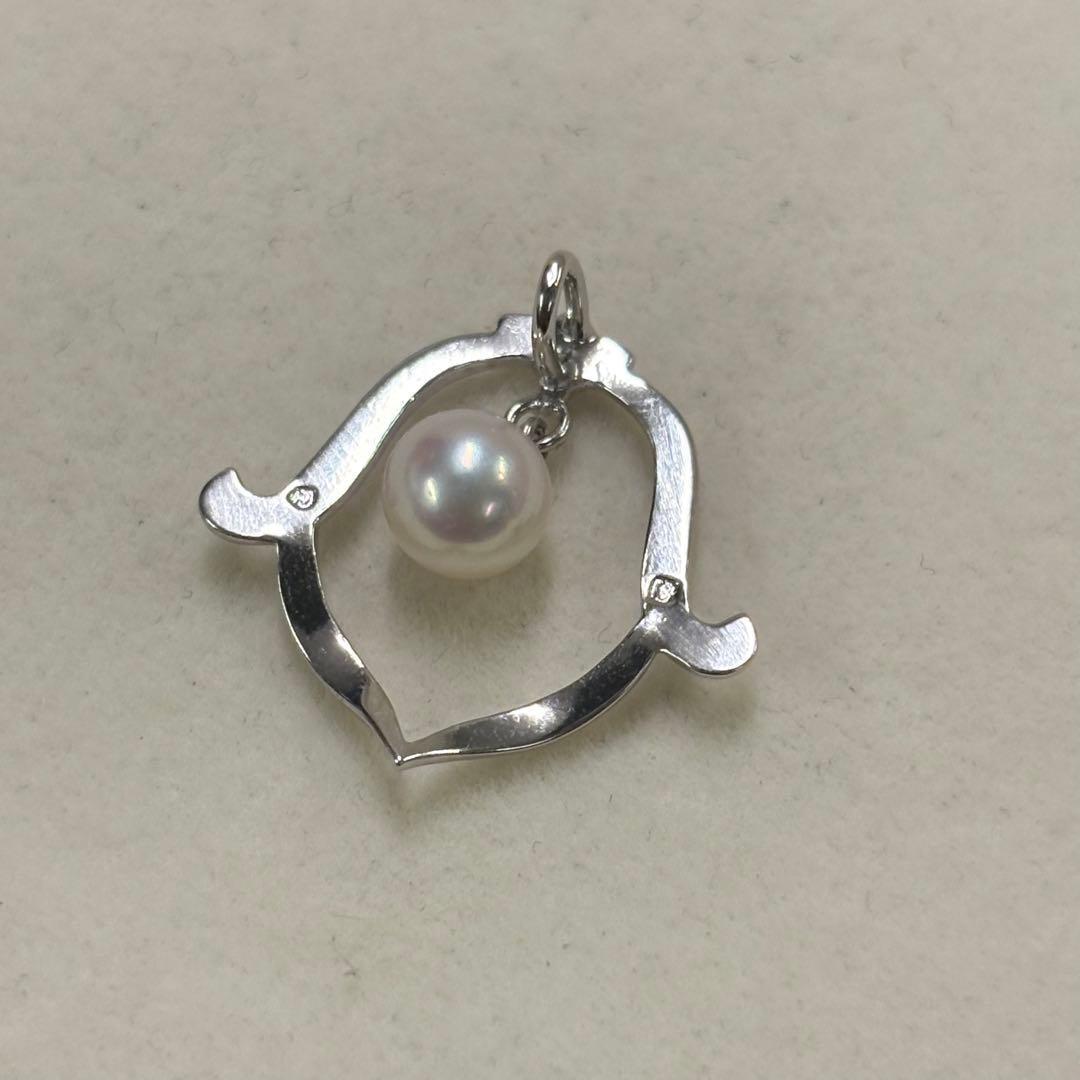 Akoya pearl necklace pendant featuring a 6.1mm white pearl with silver metal fittings