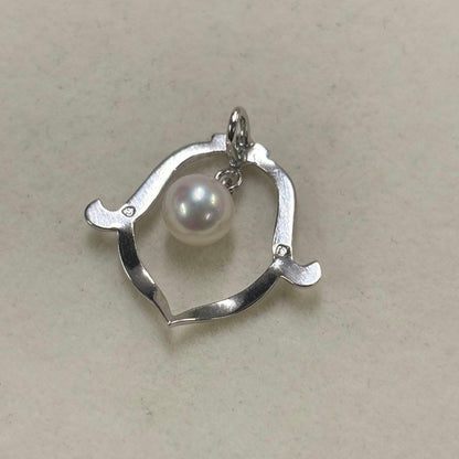 Akoya pearl necklace pendant featuring a 6.1mm white pearl with silver metal fittings
