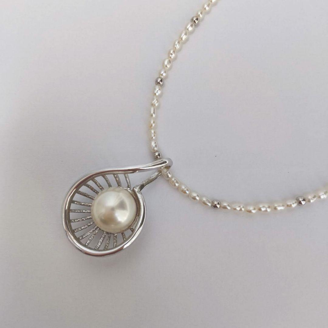 Akoya and Freshwater Pearl Necklace featuring 8.5-9 mm pearls on a 41.5 cm plus 5 cm chain