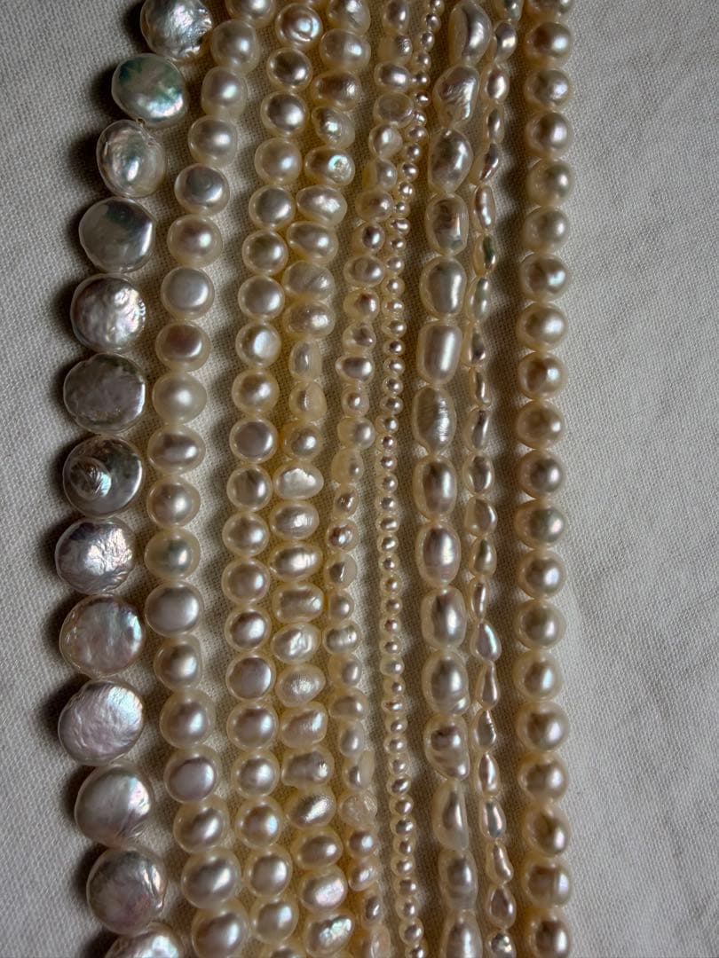 Kuro Multiple Freshwater Pearl Necklace with white freshwater pearls of different sizes on display