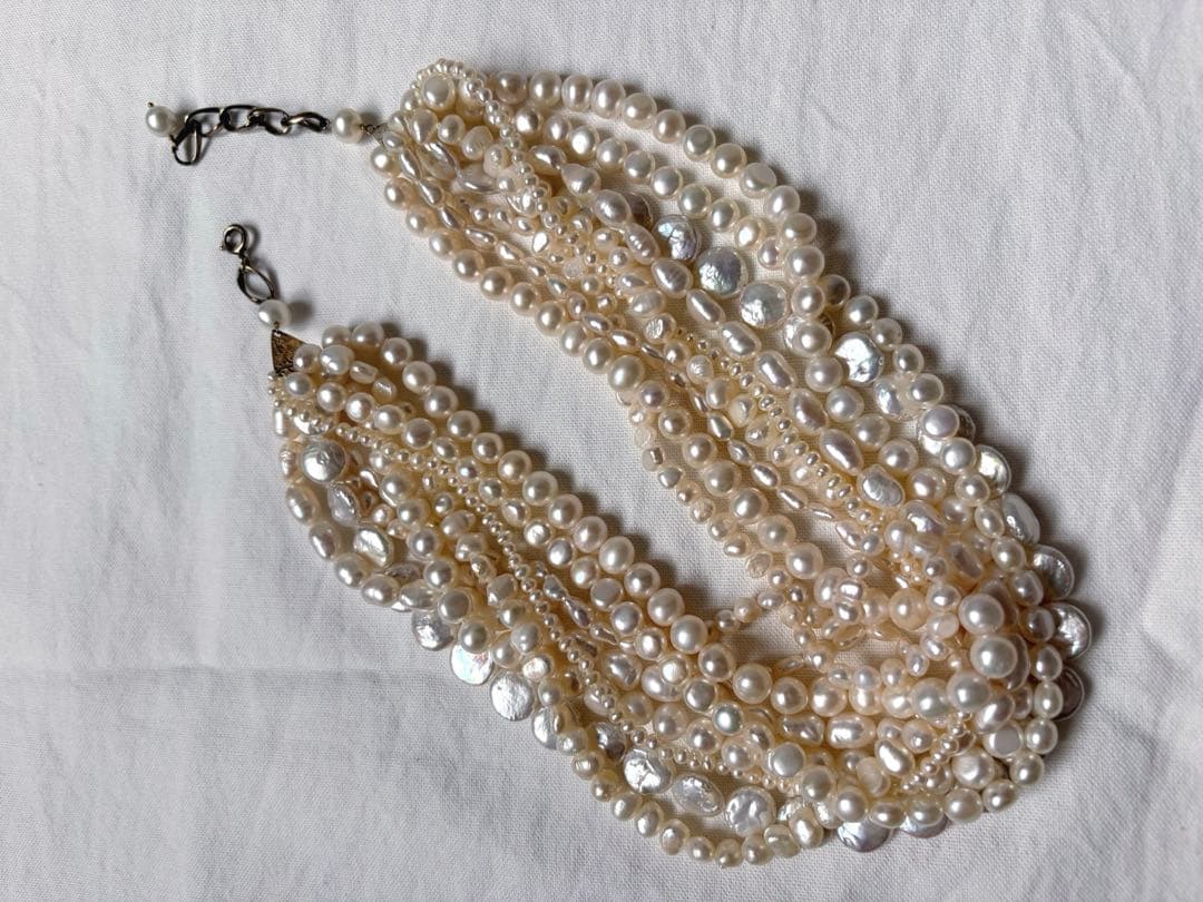 Kuro Multiple Freshwater Pearl Necklace with white freshwater pearls of different sizes on display
