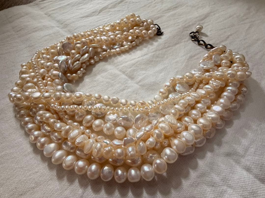 Kuro Multiple Freshwater Pearl Necklace with white freshwater pearls of different sizes on display