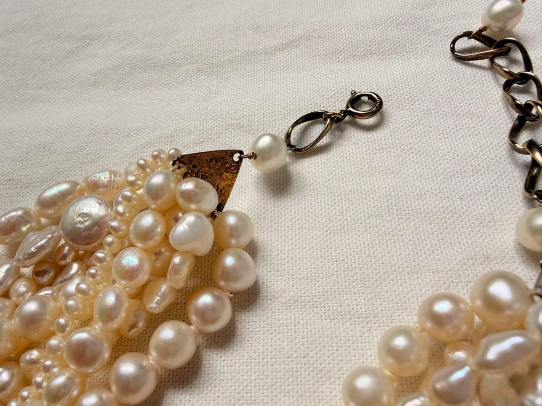 Kuro Multiple Freshwater Pearl Necklace with white freshwater pearls of different sizes on display